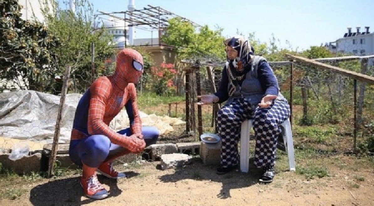 Fotos: el Hombre Araña que ayuda a los abuelos en medio de la pandemia