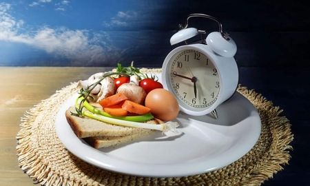 La hora en la que cenás puede tener un efecto directo en tu metabolismo. La hora en la que cenás puede tener un efecto directo en tu metabolismo.