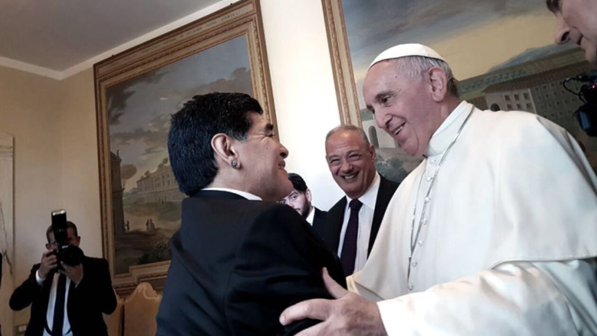 "El Papa está informado de la muerte de Diego Maradona y recuerda con afecto las ocasiones de encuentro de estos años", dijo el vocero papal, Matteo Bruni.