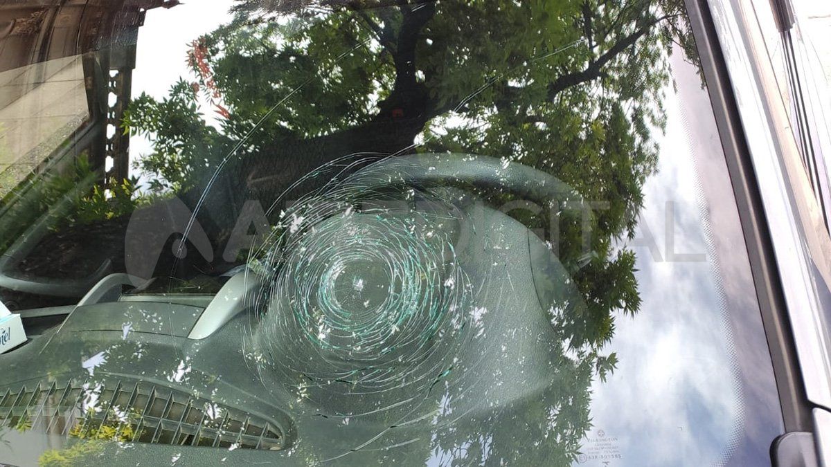 Así quedó el parabrisas tras el ataque.