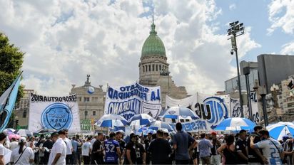 El Senado aprobó la reforma laboral tras una sesión maratónica, fuertes cruces y protestas en las calles