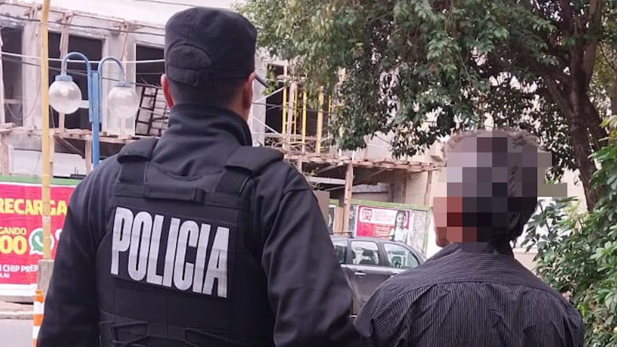 Un hombre fue detenido tras ser denunciado por robo de dinero en efectivo en un local de ropa de su expareja.