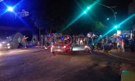 Un grupo de hinchas de Unión no respetó los protocolos y festejaron en inmediaciones del 15 de Abril el cumpleaños 114 del club. Un grupo de hinchas de Unión no respetó los protocolos y festejaron en inmediaciones del 15 de Abril el cumpleaños 114 del club.