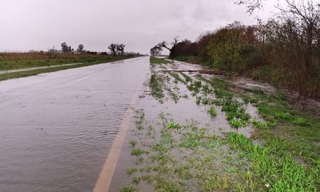 Vialidad Nacional informa que debido a las persistentes lluvias se encuentra cerrada a la circulación para todo tipo de vehículos la Ruta Nacional 11, entre Barrancas y Arocena , por anegamiento de la calzada. Vialidad Nacional informa que debido a las persistentes lluvias se encuentra cerrada a la circulación para todo tipo de vehículos la Ruta Nacional 11, entre Barrancas y Arocena , por anegamiento de la calzada.