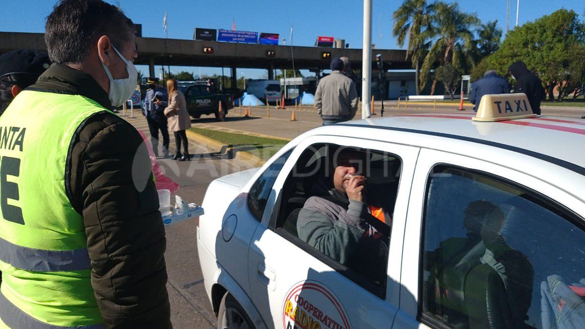 Ciudadanos realizan la prueba del olfato en el peaje del T&uacute;nel Subfluvial.