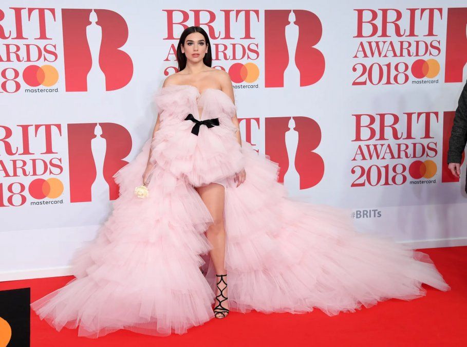 Dua Lipa en los Brit Awards de 2018 con un voluminoso vestido de Giambattista Valli.