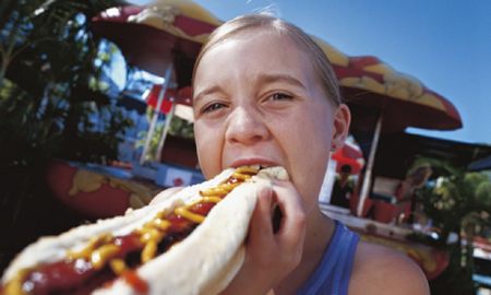 Se pierden 36 minutos de vida por cada pancho comido según un estudio.