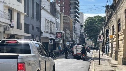 Un colectivo tumbó un cableado en pleno microcentro de Santa Fe y complicó el tránsito