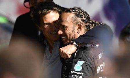 Lewis Hamilton reveló que tuvo que rechazar la oferta de actuar en la película Top Gun por sus compromisos con la Fórmula 1. Lewis Hamilton reveló que tuvo que rechazar la oferta de actuar en la película Top Gun por sus compromisos con la Fórmula 1.