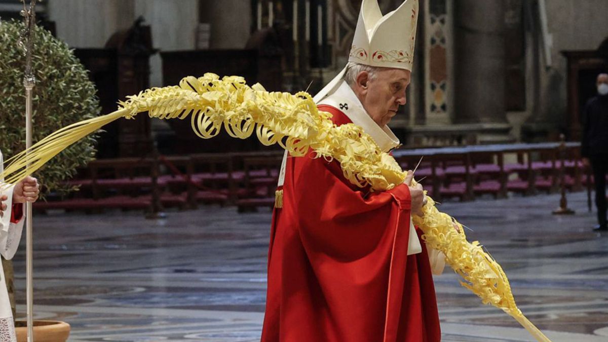 La tradicional procesión de los fieles portando ramos de olivo fue cancelada para cumplir con las normas sanitarias en el marco de la pandemia de coronavirus y Francisco los bendijo a distancia desde el altar.