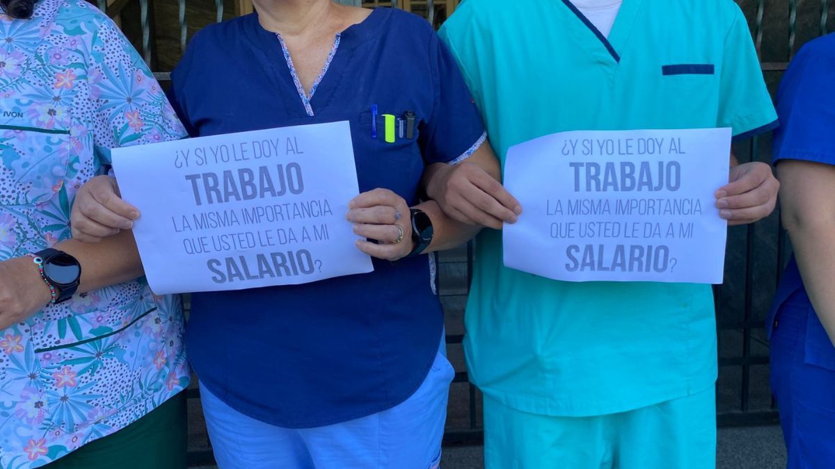 Personal de salud autoconvocado realiz&oacute; un abrazo simb&oacute;lico frente al Hospital Cullen y luego march&oacute; hacia Casa de Gobierno en rechazo a la &uacute;ltima oferta salarial presentada por la Provincia.