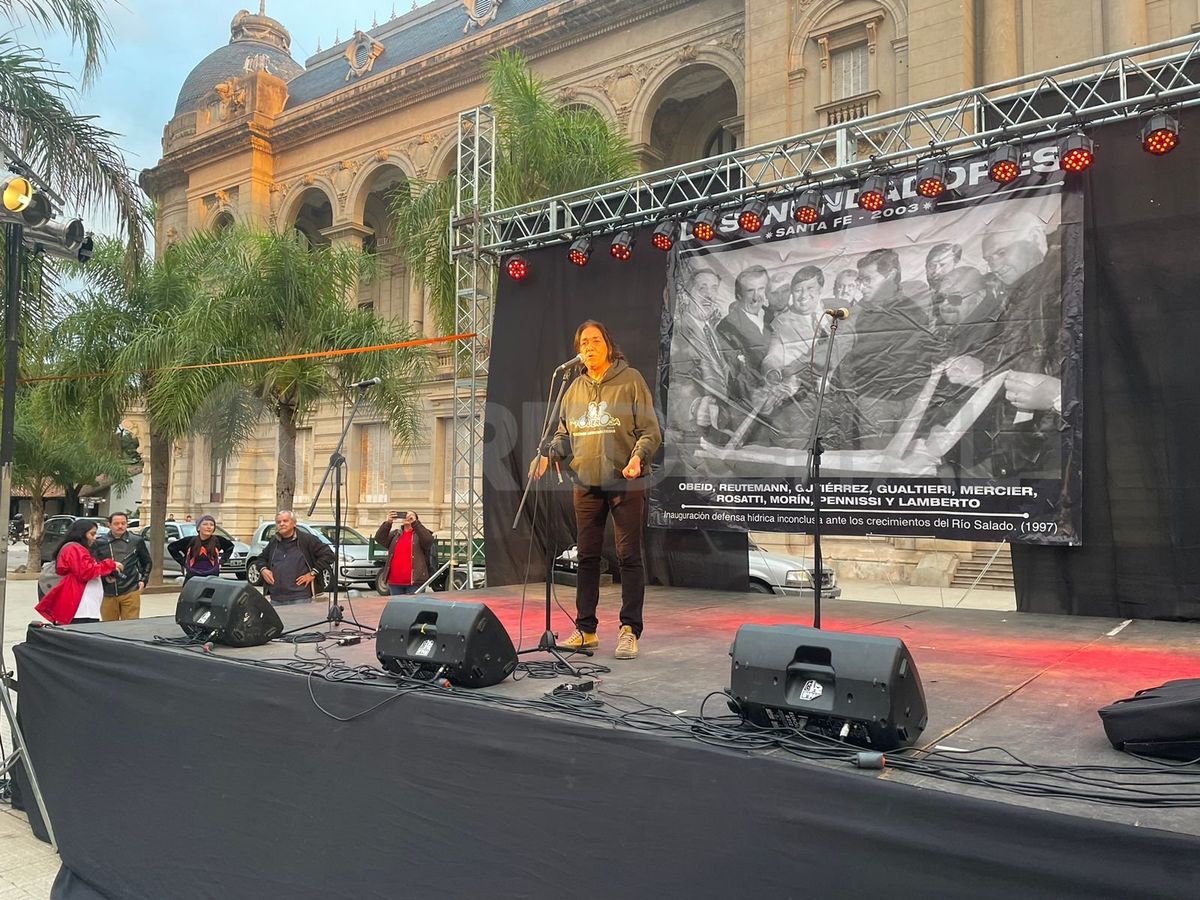 Claudia Albornoz, tomó la voz de los inundados en el escenario de la Plaza 25 de Mayo. Claudia Albornoz, tomó la voz de los inundados en el escenario de la Plaza 25 de Mayo.