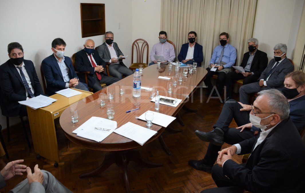 Los Senadores integrantes de las Comisión de Asuntos Constitucionales y Legislación General y de Peticiones, Reglamento y Juicio Político recibieron a los fiscales Luis Schiappa Pietra y Matías Edery, así como al fiscal general Jorge Baclini, por el pedido de desafuero contra Traferri.