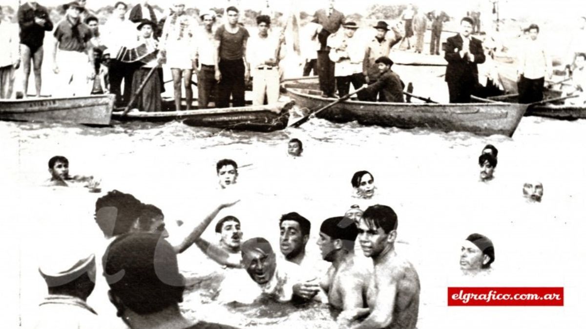 Entre el 19 y el 23 de febrero de 1939, unió San Javier con Santa Fe. Nadó 264 kilómetros y, con 100 horas y 33 minutos, marcó el récord mundial de permanencia en el agua. En la foto, Candioti –que tenía 46 años– es retirado de la Setúbal frente al Club de Regatas, donde finalizó este raid. Fue recibido por el gobernador de la provincia, Manuel María de Iriondo, además del numeroso público que se congregó a la vera de la laguna. Entre el 19 y el 23 de febrero de 1939, unió San Javier con Santa Fe. Nadó 264 kilómetros y, con 100 horas y 33 minutos, marcó el récord mundial de permanencia en el agua. En la foto, Candioti –que tenía 46 años– es retirado de la Setúbal frente al Club de Regatas, donde finalizó este raid. Fue recibido por el gobernador de la provincia, Manuel María de Iriondo, además del numeroso público que se congregó a la vera de la laguna.