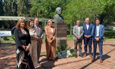 El intendente de Santa Fe, Juan Pablo Poletti, participó del acto que encabezó el gobernador Maximiliano Pullaro por los 452 años de la fundación de la ciudad. El intendente de Santa Fe, Juan Pablo Poletti, participó del acto que encabezó el gobernador Maximiliano Pullaro por los 452 años de la fundación de la ciudad.