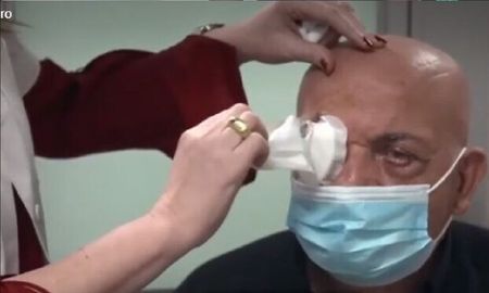 Un hombre ciego volvió a ver después de que le implantaran una córnea artificial Un hombre ciego volvió a ver después de que le implantaran una córnea artificial