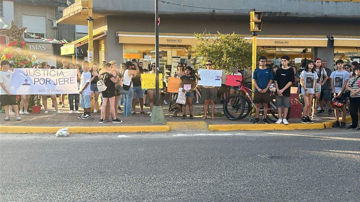 La marcha se realizó este viernes por la tarde entre las letras corpóreas y las Cinco Esquinas de Santo Tomé.