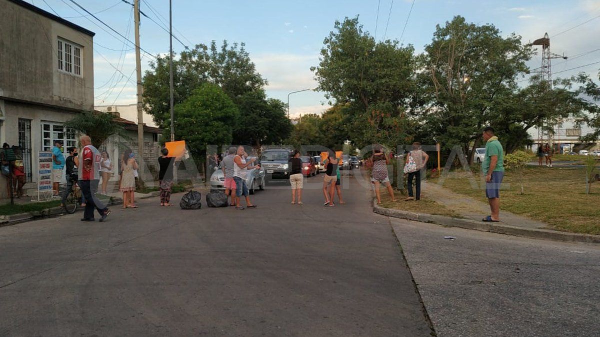 El ingreso a barrio El Pozo también se encuentra interrumpido por la manifestación de este domingo.