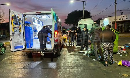 La víctima quedó inconsciente en el suelo y fue asistida por personas que pasaban por el lugar. La víctima quedó inconsciente en el suelo y fue asistida por personas que pasaban por el lugar.
