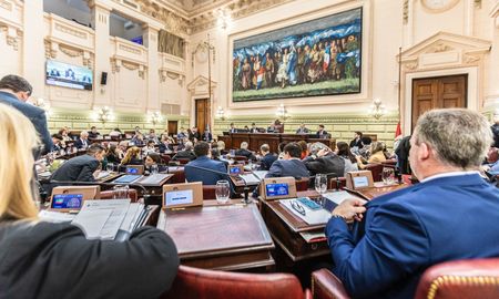 La Convención del 25 modificó tres artículos de la Constitución de Santa Fe relacionados con el derecho de las personas a la salud, al trabajo y a gozar de la cultura y de su identidad. La Convención del 25 modificó tres artículos de la Constitución de Santa Fe relacionados con el derecho de las personas a la salud, al trabajo y a gozar de la cultura y de su identidad.