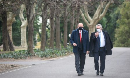 Perotti y Fernández recorrieron los exteriores de la Quinta de Olivos. Perotti y Fernández recorrieron los exteriores de la Quinta de Olivos.