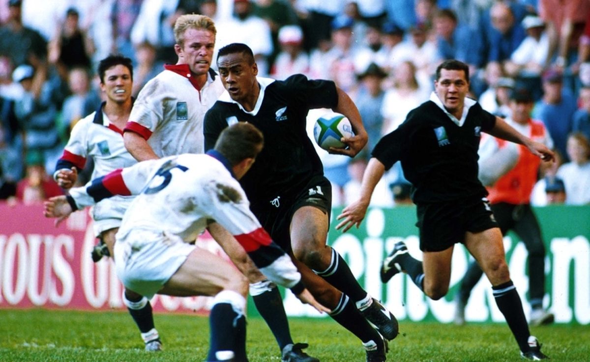 Lomu fue incluido en la Selección de su país para el Mundial de Sudáfrica 1995 y, con la camiseta N° 11 de los All Blacks, anotaría siete tries en cinco partidos, incluidos cuatro en la semifinal contra Inglaterra (foto). Aunque Jonah fue distinguido como el Mejor Jugador del certamen, el título fue para los Springboks. Lomu fue incluido en la Selección de su país para el Mundial de Sudáfrica 1995 y, con la camiseta N° 11 de los All Blacks, anotaría siete tries en cinco partidos, incluidos cuatro en la semifinal contra Inglaterra (foto). Aunque Jonah fue distinguido como el Mejor Jugador del certamen, el título fue para los Springboks.