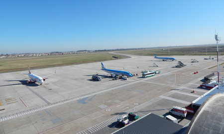 Un avión que venía de Cancún aterrizó en Ezeiza con 44 pasajeros contagiados de coronavirus Un avión que venía de Cancún aterrizó en Ezeiza con 44 pasajeros contagiados de coronavirus