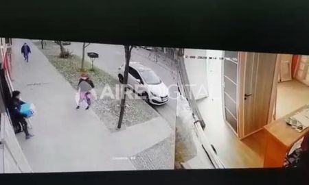 El momento en que el ladrón salió del comercio con un microondas. El momento en que el ladrón salió del comercio con un microondas.