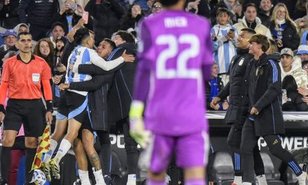 Thiago Almada iba a salir, pero Scaloni modificó el cambio a último momento y el ex Vélez pagó con gol. Thiago Almada iba a salir, pero Scaloni modificó el cambio a último momento y el ex Vélez pagó con gol.