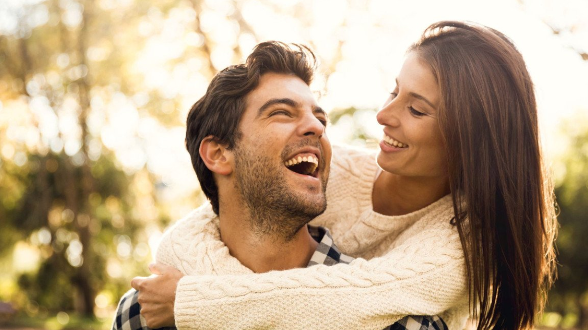 Una investigación en Estados Unidos detectó que quienes inician relaciones a través de aplicaciones o sitios web reportan menor satisfacción y estabilidad con respecto a quienes se conocieron de forma presencial.  