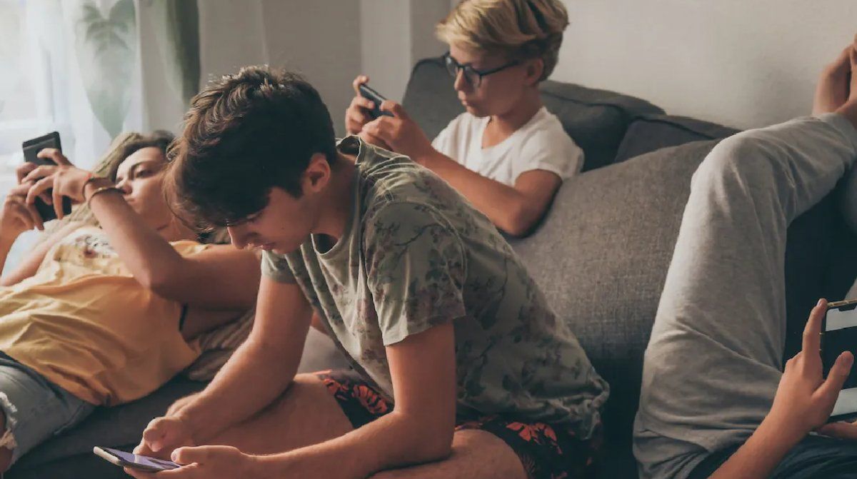 Consultar el teléfono -o cualquier otro dispositivo- antes de ir a dormir se ha vuelto una costumbre muy perjudicial para los adolescentes.