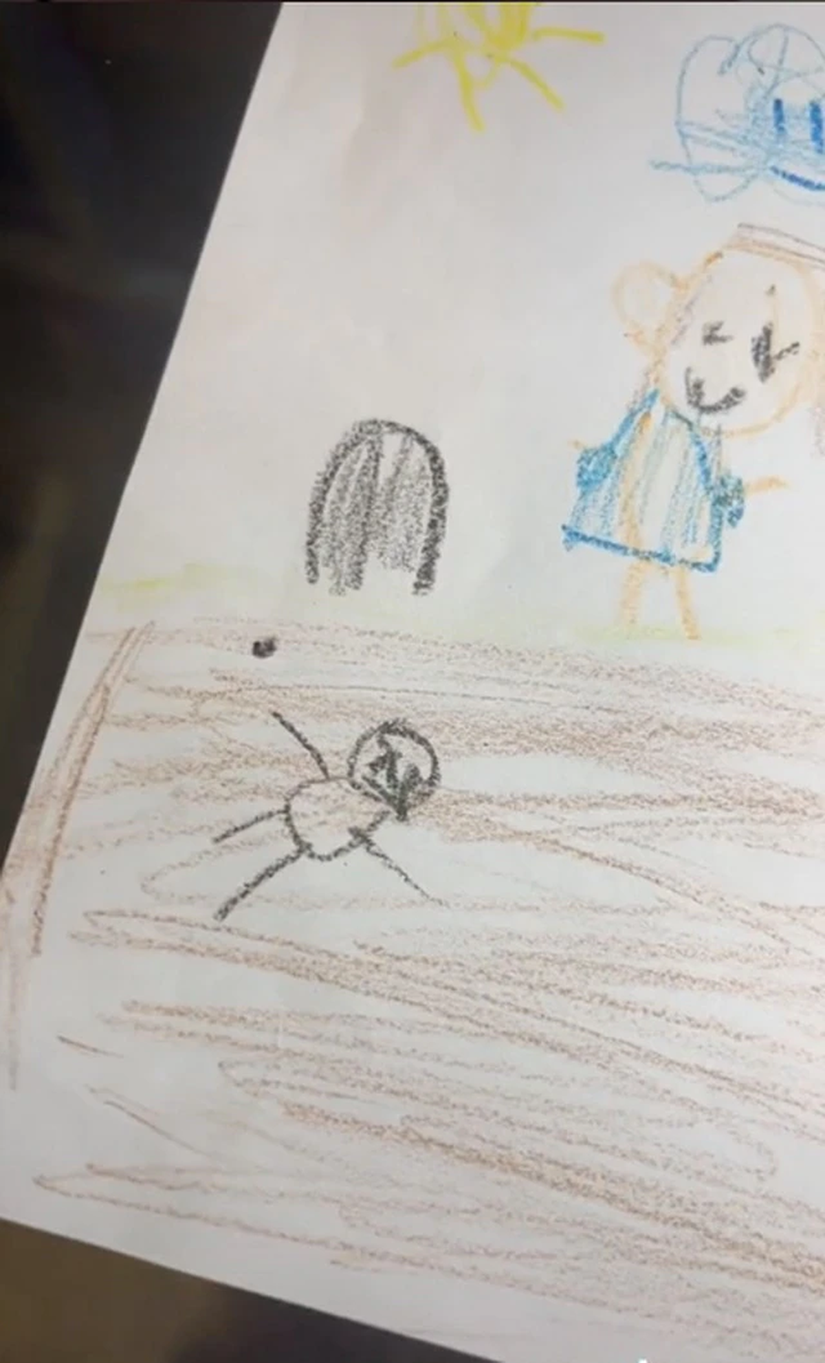 La nena dibujó un ataúd y un hombre enterrado en un dibujo de su familia.