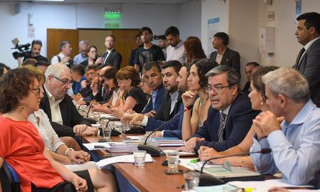 La Cámara de Diputados de la Nación comenzó a analizar este jueves los 14 expedientes que incluyen denuncias y pedidos de juicio político contra los integrantes de la Corte Suprema de Justicia. La Cámara de Diputados de la Nación comenzó a analizar este jueves los 14 expedientes que incluyen denuncias y pedidos de juicio político contra los integrantes de la Corte Suprema de Justicia.