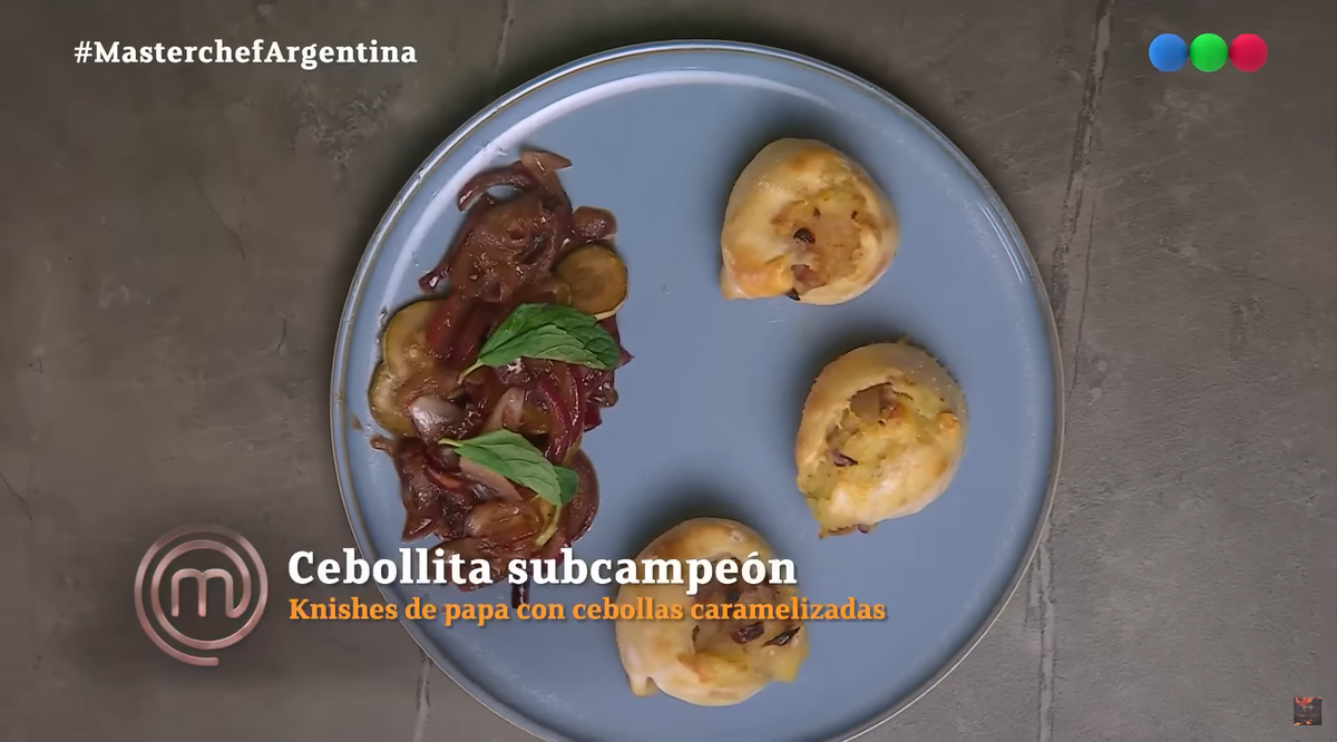 Emilio de MasterChef presentó unos knishes de papa con cebollas caramelizadas. 