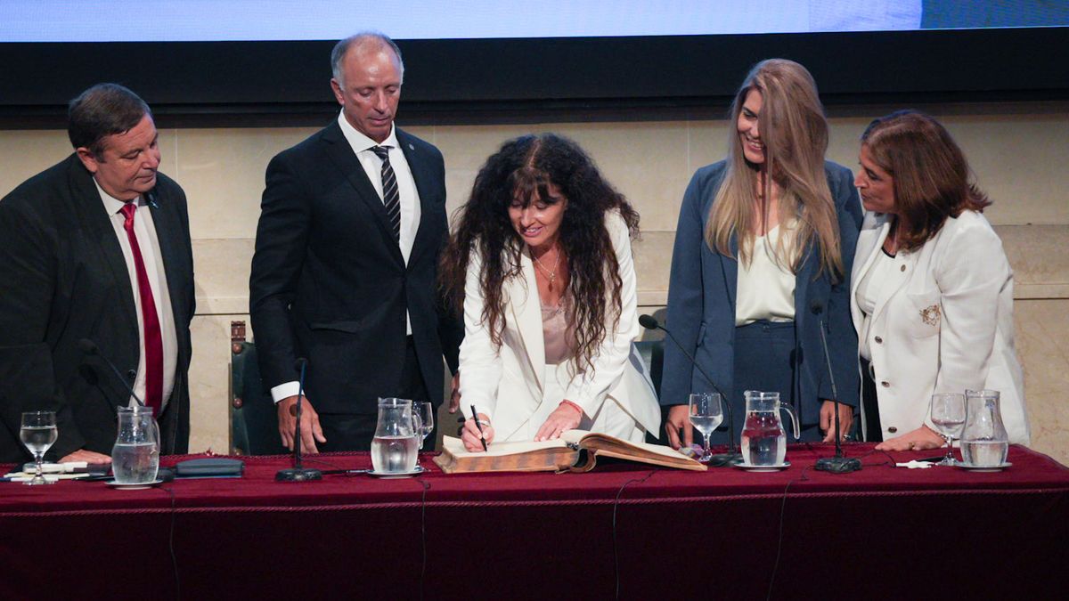 A las 11:51 Laura Tarabella firmó su toma de posesión como nueva rectora de la UNL y primera mujer en ocupar el cargo tras más de cien años de historia universitaria. A las 11:51 Laura Tarabella firmó su toma de posesión como nueva rectora de la UNL y primera mujer en ocupar el cargo tras más de cien años de historia universitaria.