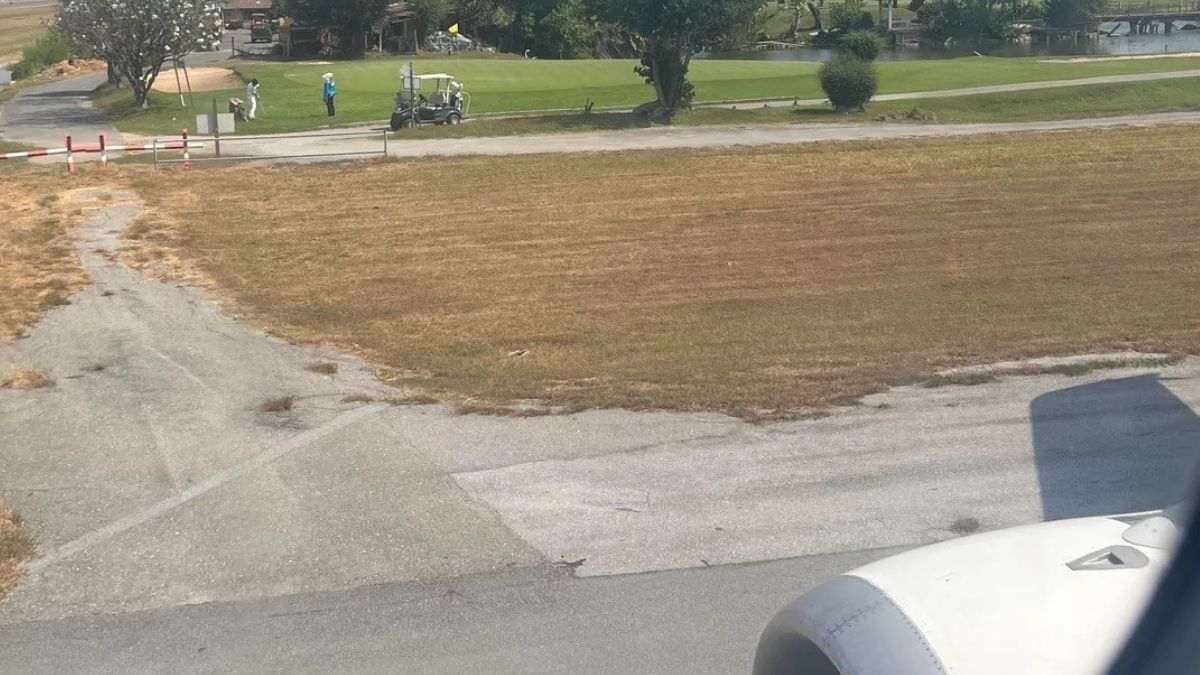 Como no hay muros ni vallas entre el campo y las pistas del aeropuerto, por estrictos motivos de seguridad es obligatorio usar un carrito de golf y, cada jugador, será acompañado –inexcusablemente– por un caddie. Los aviones ruedan, aterrizan o despegan a menos de 60 metros de los greens. Como no hay muros ni vallas entre el campo y las pistas del aeropuerto, por estrictos motivos de seguridad es obligatorio usar un carrito de golf y, cada jugador, será acompañado –inexcusablemente– por un caddie. Los aviones ruedan, aterrizan o despegan a menos de 60 metros de los greens.