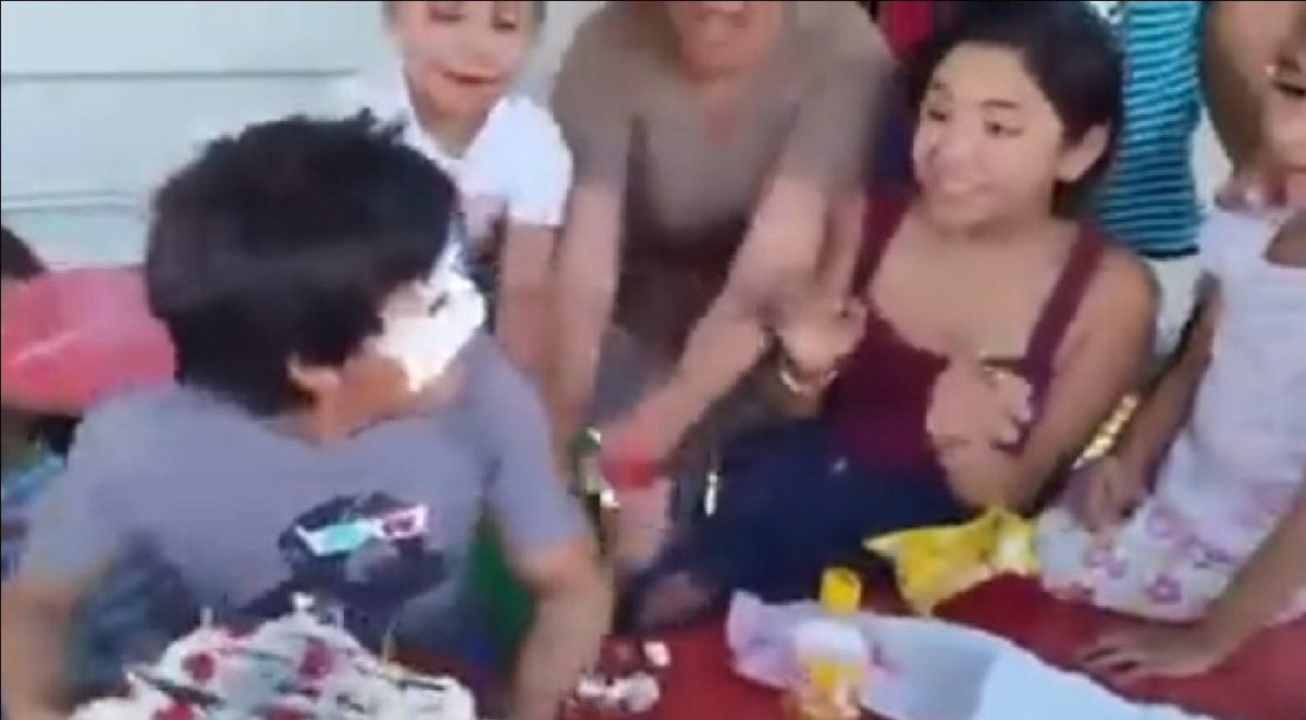Otro cumpleaños de niños que se descontroló cuando soplaron la velita
