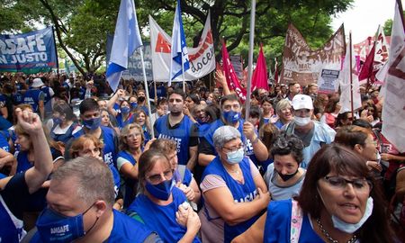El Gobierno convocará hoy a los docentes a una nueva reunión paritaria. El Gobierno convocará hoy a los docentes a una nueva reunión paritaria.