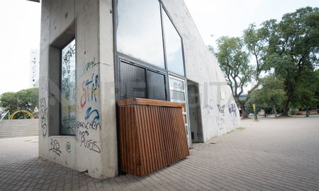 El café al paso ya se está montando debajo de la pasarela peatonal que une Plaza Alberdi con el Puerto de la ciudad de Santa Fe. El café al paso ya se está montando debajo de la pasarela peatonal que une Plaza Alberdi con el Puerto de la ciudad de Santa Fe.