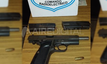 Una pistola calibre 9 milímetros fue hallada dentro de la vivienda. Una pistola calibre 9 milímetros fue hallada dentro de la vivienda.