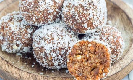 Deliciosas y nutritivas trufas de dátiles y nuez. Deliciosas y nutritivas trufas de dátiles y nuez.