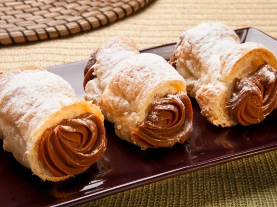 Cañoncitos de dulce de leche con masa de hojaldre.