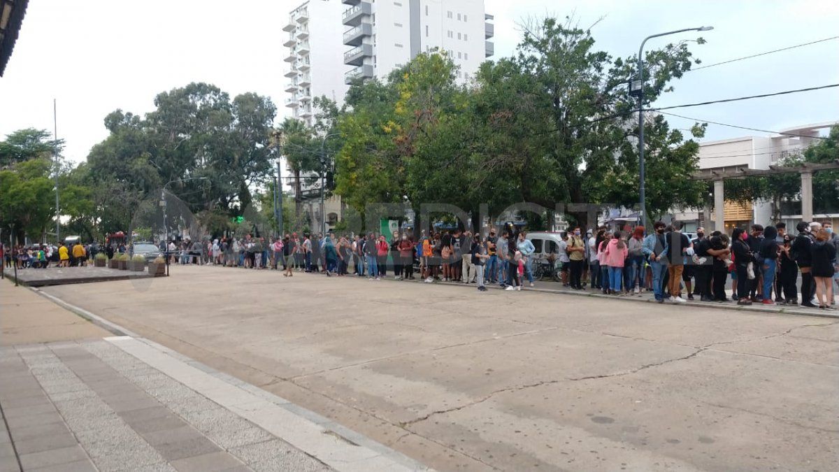 Más de 2.000 jóvenes pretendieron ingresar a la Estación Belgrano donde se desarrollaba la Feria de Animé.&nbsp;