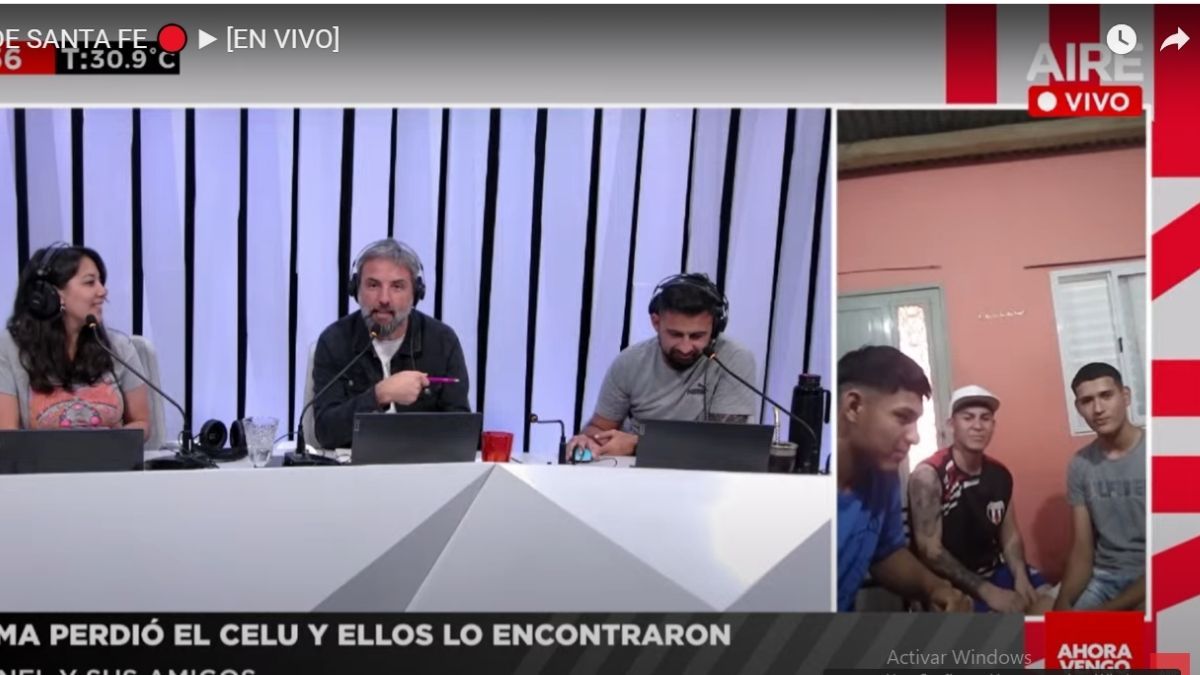 Tres jóvenes devolvieron un celular que se le cayó a una chica desde una moto