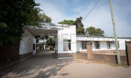 Recreo: la policía asistió a un hombre que quedó atrapado entre su auto y una pared Recreo: la policía asistió a un hombre que quedó atrapado entre su auto y una pared