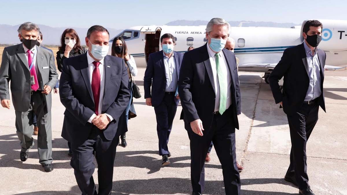 La noticia de que Mart&iacute;n Insaurralde tiene coronavirus impact&oacute; r&aacute;pidamente en la comitiva presidencial que se encontraba en ese momento en La Rioja y tambi&eacute;n en la gobernaci&oacute;n bonaerense.&nbsp;
