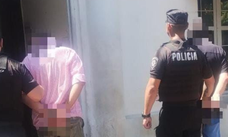Castro fue detenido el martes cuando circulaba con un revolver, junto con un familiar, a bordo de una camioneta por calle Larrea al 2400. Castro fue detenido el martes cuando circulaba con un revolver, junto con un familiar, a bordo de una camioneta por calle Larrea al 2400.