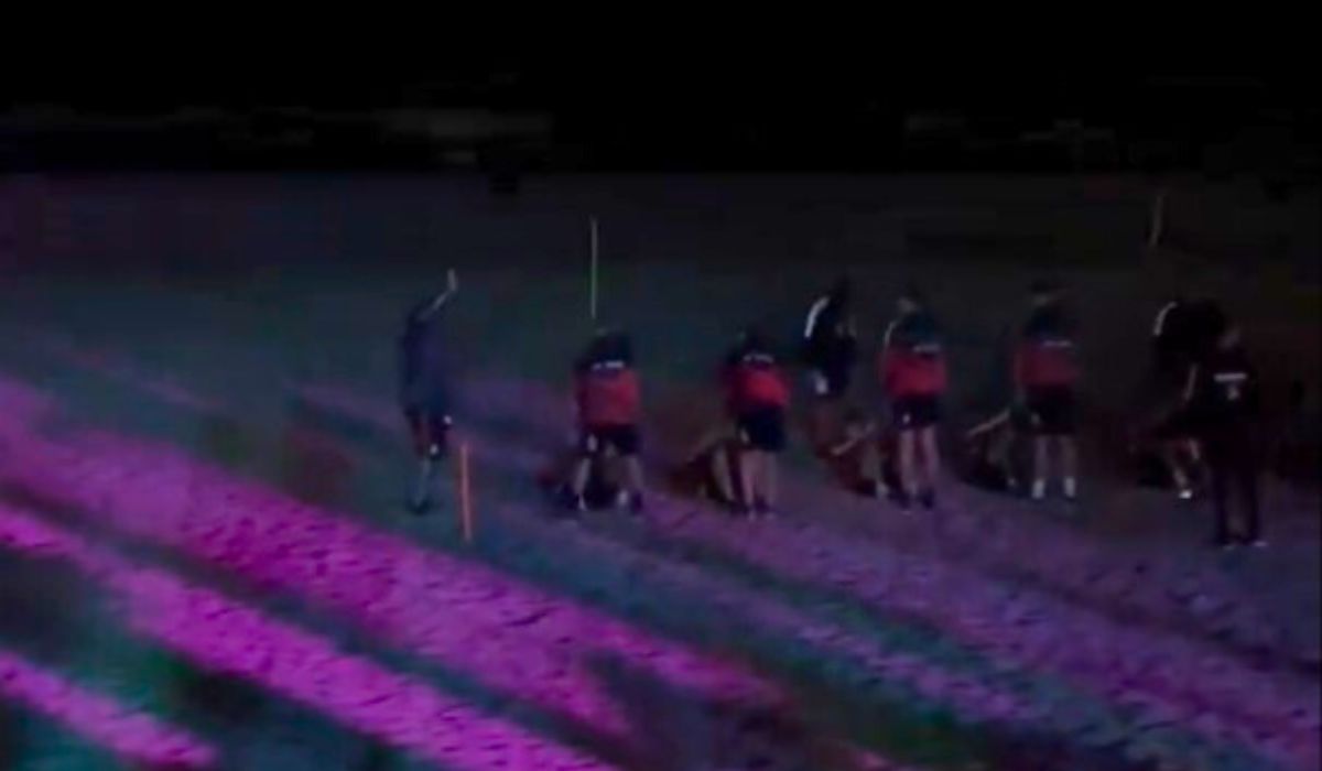 Deportivo Riestra entrena en Pinamar a espaldas de un popular boliche en horas de la madrugada.