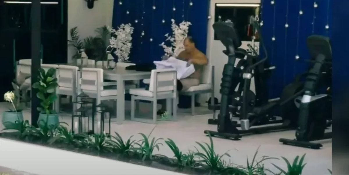 Ariel comentando a una de las mujeres de la casa que “los hombres nos hacemos la pa... una vez al día mínimo”.