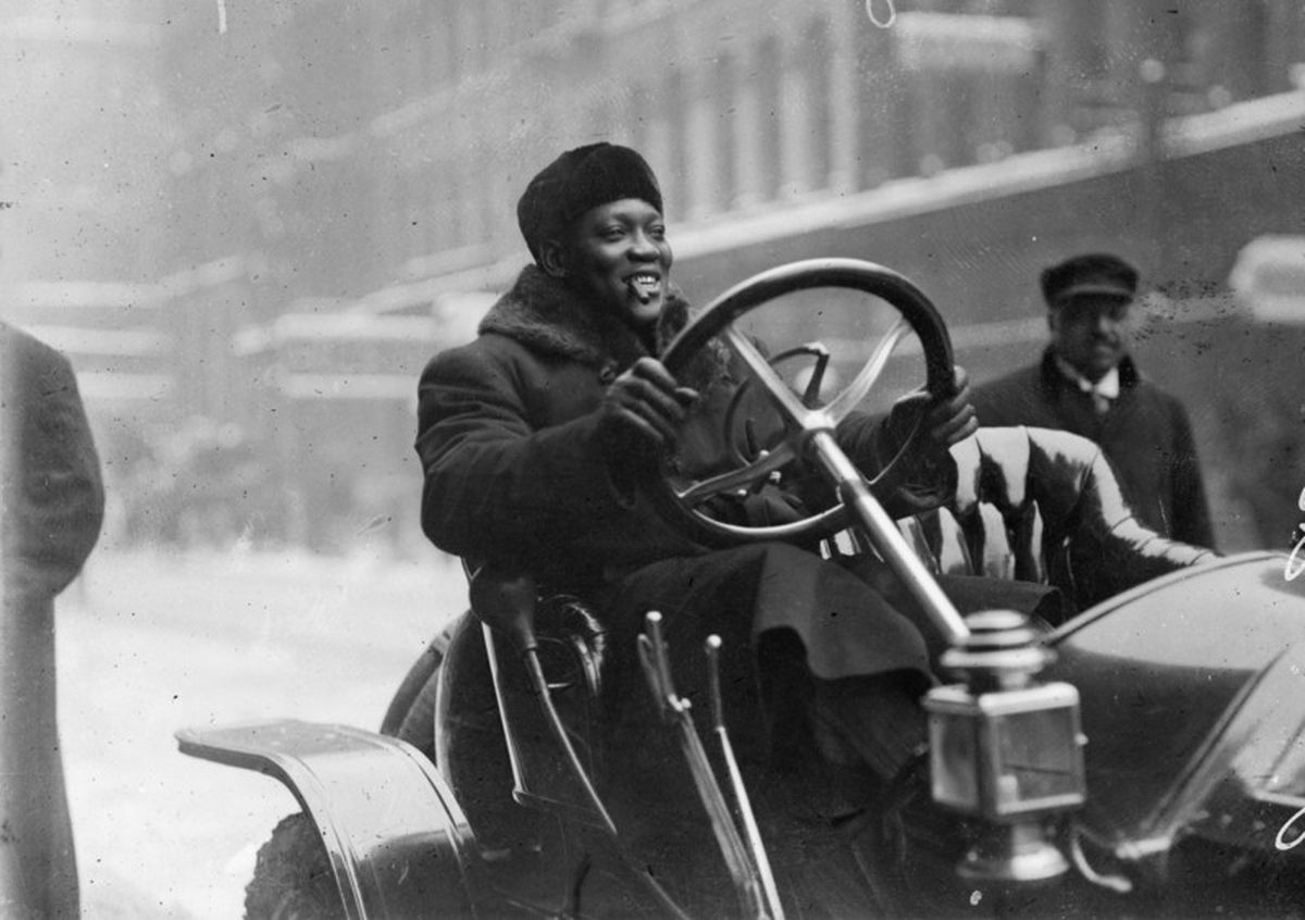 Johnson no disimulaba su gusto por el dinero y hacía una permanente ostentación de ello. Vestía costosos abrigos de pieles, exhibía numerosos anillos de oro, y solía apostar fuertes sumas en los casinos. Además, le gustaban los autos elegantes –Henry Ford le entregaba un modelo Lincoln cada año– y, paradójicamente, falleció el 10 de junio de 1946 en un accidente automovilístico. Johnson no disimulaba su gusto por el dinero y hacía una permanente ostentación de ello. Vestía costosos abrigos de pieles, exhibía numerosos anillos de oro, y solía apostar fuertes sumas en los casinos. Además, le gustaban los autos elegantes –Henry Ford le entregaba un modelo Lincoln cada año– y, paradójicamente, falleció el 10 de junio de 1946 en un accidente automovilístico.